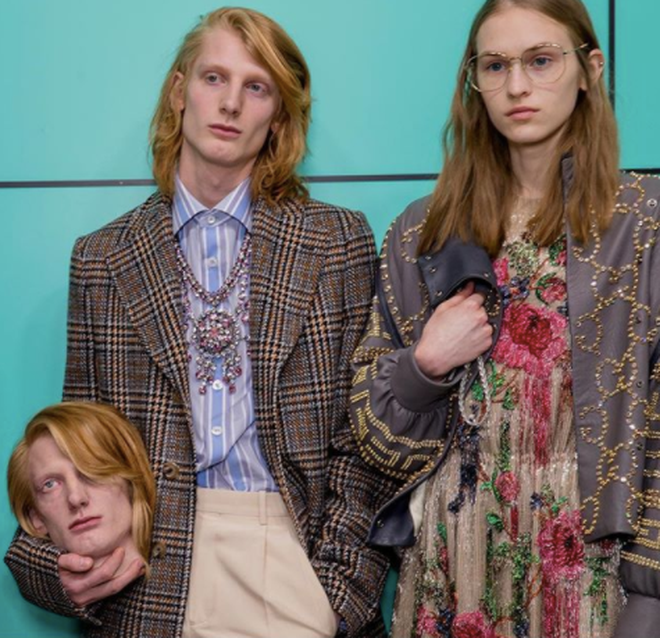 Giải thích về trào lưu ôm đầu chụp hình, có thể hiểu nôm na rằng mỗi người khi tham gia trào lưu chụp ảnh mới này sẽ ôm một chiếc đầu được làm giống hệt với "bản gốc" và sau đó ghi lại khoảnh khắc.