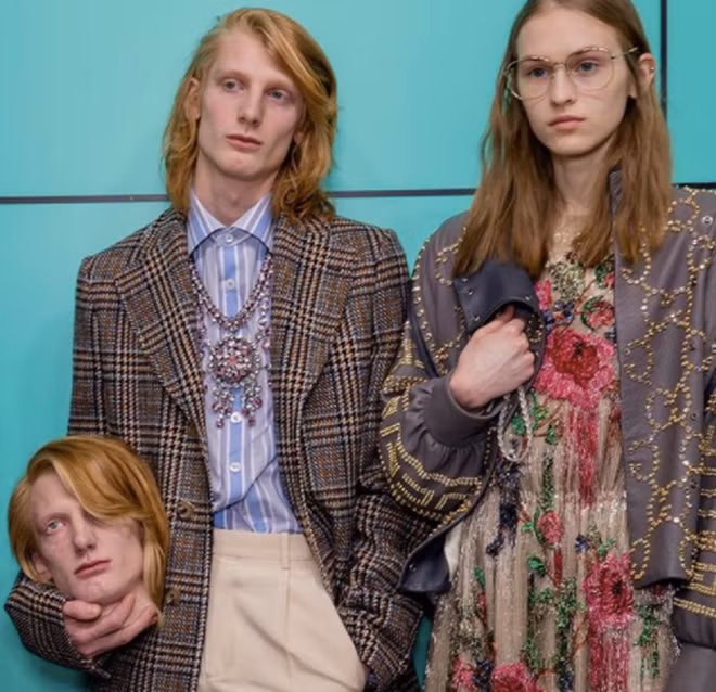 Giải thích về trào lưu ôm đầu chụp hình, có thể hiểu nôm na rằng mỗi người khi tham gia trào lưu chụp ảnh mới này sẽ ôm một chiếc đầu được làm giống hệt với "bản gốc" và sau đó ghi lại khoảnh khắc.