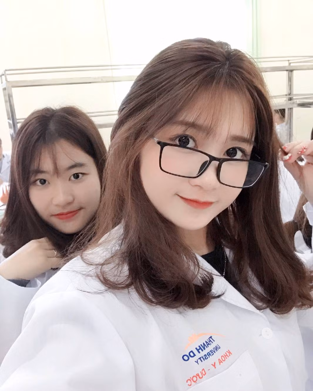 Trong ảnh, một cô bạn xinh xắn diện áo blouse trắng đang say sưa làm việc trong phòng thí nghiệm. Thoạt nhìn, thiếu nữ sở hữu gương mặt bầu bĩnh trông rất xinh dù không nhìn thẳng vào ống kính.