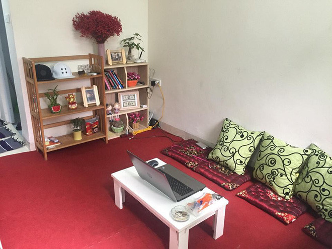 Căn phòng của Xuân Trường được trải thảm đỏ và có không nhiều vật dụng. Giá sách được xếp đồ trang trí gọn gàng. Căn bếp nhỏ cũng được lau chùi rất sạch.