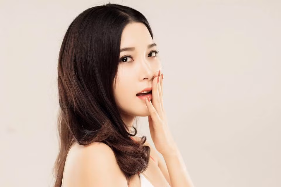 Sau khi trở về nước, được sự động viên, khuyến khích từ người thân, bạn bè, cô gái sinh năm 1993 này tham gia cuộc thi “Nữ hoàng trang sức” và đoạt giải “Nữ hoàng thân thiện”.