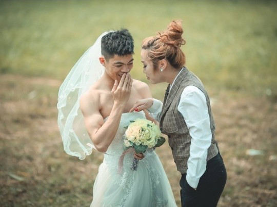 Mặc dù hình ảnh của các chàng trai mặc váy cưới tuy không đẹp, không lung linh nhưng nó chứa đựng tình yêu, sự nhường nhịn và cả yêu chiều của các anh dành cho người phụ nữ của đời mình.