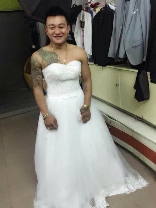 Loạt ảnh hoán đổi trang phục cưới giữa cô dâu và chú rể hài hước được các cư dân mạng đăng lên khoe đã làm thay đổi hoàn toàn định kiến về việc đàn ông không thích "làm trò" để chụp hình.