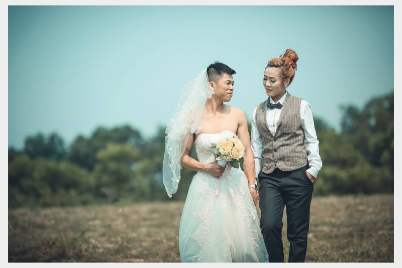 Cô dâu cơ bắp trong khi chú rể lại nữ tính.