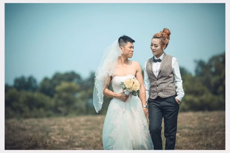 Cô dâu cơ bắp trong khi chú rể lại nữ tính.