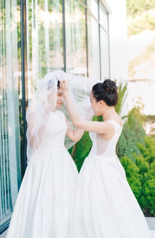 Người vui nhất khi đăng những bức ảnh hoán đổi trang phục cưới này chắc chắn là các bà vợ. Họ đã lém lỉnh đăng "trộm" lên MXH những bức ảnh dường như chỉ để 2 vợ chồng ngắm.