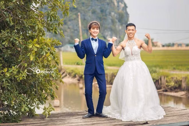 Phải yêu thương nhau đến mức nào mới buông được cái "sĩ diện đàn ông" để khoác lên mình chiếc váy trắng. Có được một người chồng như thế, hẳn là chị em cũng thấy mát lòng mát dạ.