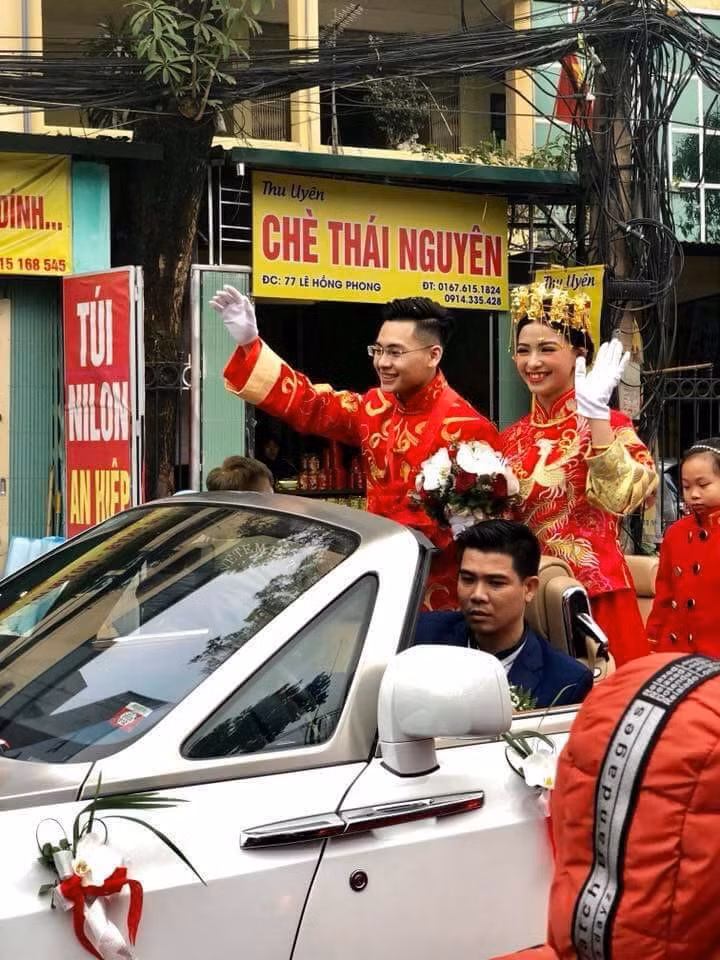 Sau khi đăng tải, đoạn clip đám hỏi của cặp đôi Hà Thành này nhanh chóng nhận được hơn 600.000 lượt xe, hàng nghìn lượt bình luận, chia sẻ của cư dân mạng. Nhiều dân mạng đã bình luận rằng: "Hoành tráng ghê. Đám cưới ngôn tình nè. Nhất cô dâu nha. Mục tiêu phấn đấu đây rồi". Bên cạnh đó, cũng nhiều ý kiến cho rằng đây là cách khoe mẽ hơi lố của cặp đôi trên: "Có vẻ hơi quá rồi. Đầu tư một đám hỏi như vậy có phần lãng phí nhỉ" nickname Ngà Lê cho biết.