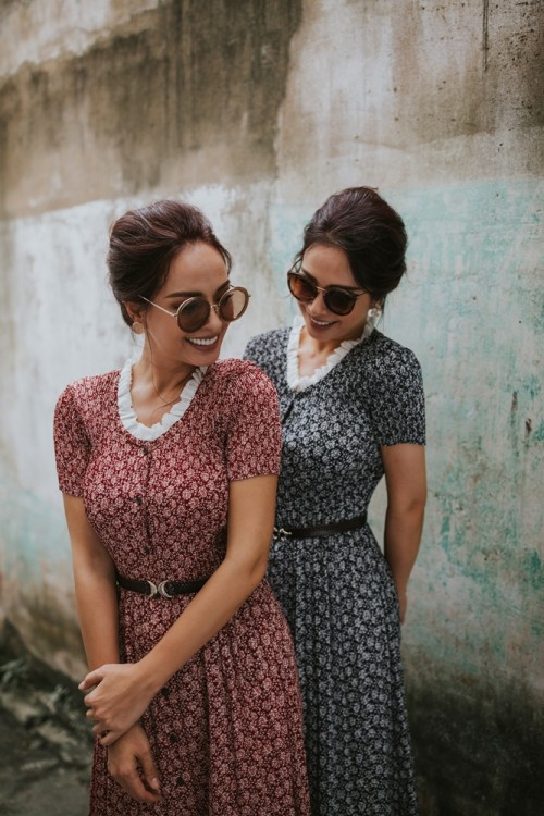 Cặp đôi cựu người mẫu nổi tiếng cùng yêu thích những chiếc váy in hoa nhẹ nhàng, trên nền chất liệu linen mát mẻ, thoải mái. Các chi tiết bèo, dún vừa phải cũng góp phần đem đến cái nhìn quý phái, sang trọng cho Thúy Hắng, Thúy Hạnh.