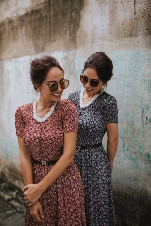 Cặp đôi cựu người mẫu nổi tiếng cùng yêu thích những chiếc váy in hoa nhẹ nhàng, trên nền chất liệu linen mát mẻ, thoải mái. Các chi tiết bèo, dún vừa phải cũng góp phần đem đến cái nhìn quý phái, sang trọng cho Thúy Hắng, Thúy Hạnh.