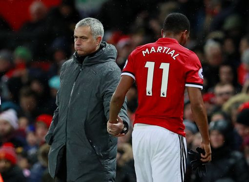 Theo báo chí Anh, fan Quỷ đỏ e ngại Mourinho mắc sai lầm tương tự như khi ở Chelsea nên khi Martial muốn ra đi họ đã phản đối kịch liệt với quyết định của "người đặc biệt".