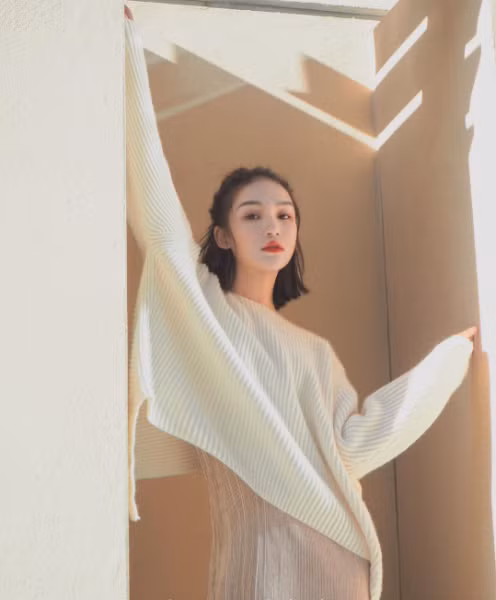  Cô gái bí ẩn khiến dân mạng xôn xao những ngày vừa qua là người sở hữu gương mặt thanh thoát, đôi môi gợi cảm, khiến người đối diện phải trầm trồ khen ngợ.