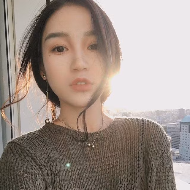 Mọi thông tin của cô gái bí ẩn đều khiến cho các cư dân mạng tò mò và vẫn tiếp tục với công cuộc tìm kiếm.