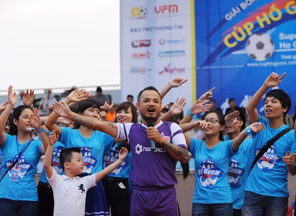 Trước khi lâm bệnh, ca sĩ Trần Lập thường xuyên xỏ giày vào sân cùng các anh, em nghệ sĩ khác rèn luyện sức khỏe mỗi dịp cuối tuần. Ảnh: Bongda.net