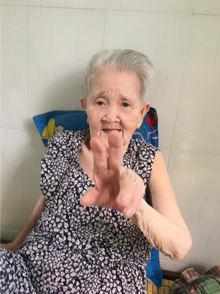 Trước đó, bà ngoại của anh Phú được dân mạng quan tâm khi người cháu đăng tải đút cơm cho ngoại ăn.