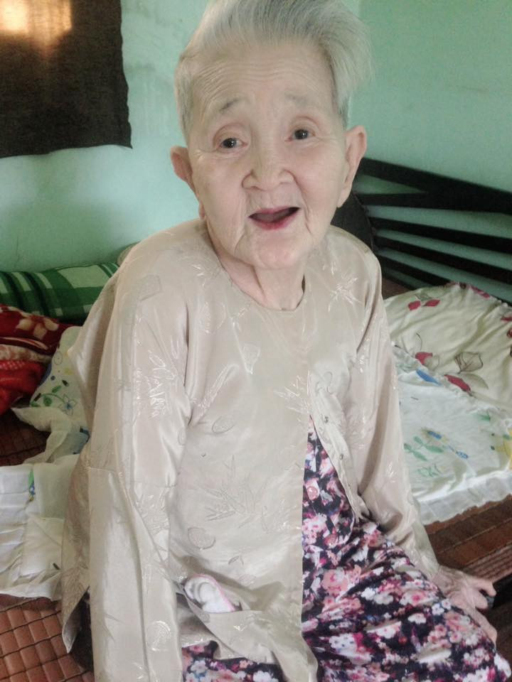 Trên trang cá nhân Phú, hàng ngày có hàng nghìn người theo dõi từng mẩu chuyện nhỏ của anh và bà ngoại. Những đoạn clip khoe cảnh bà ngoại ăn, ngủ thôi cũng đủ làm trái tim nhiều người tan chảy vì niềm vui, hạnh phúc.