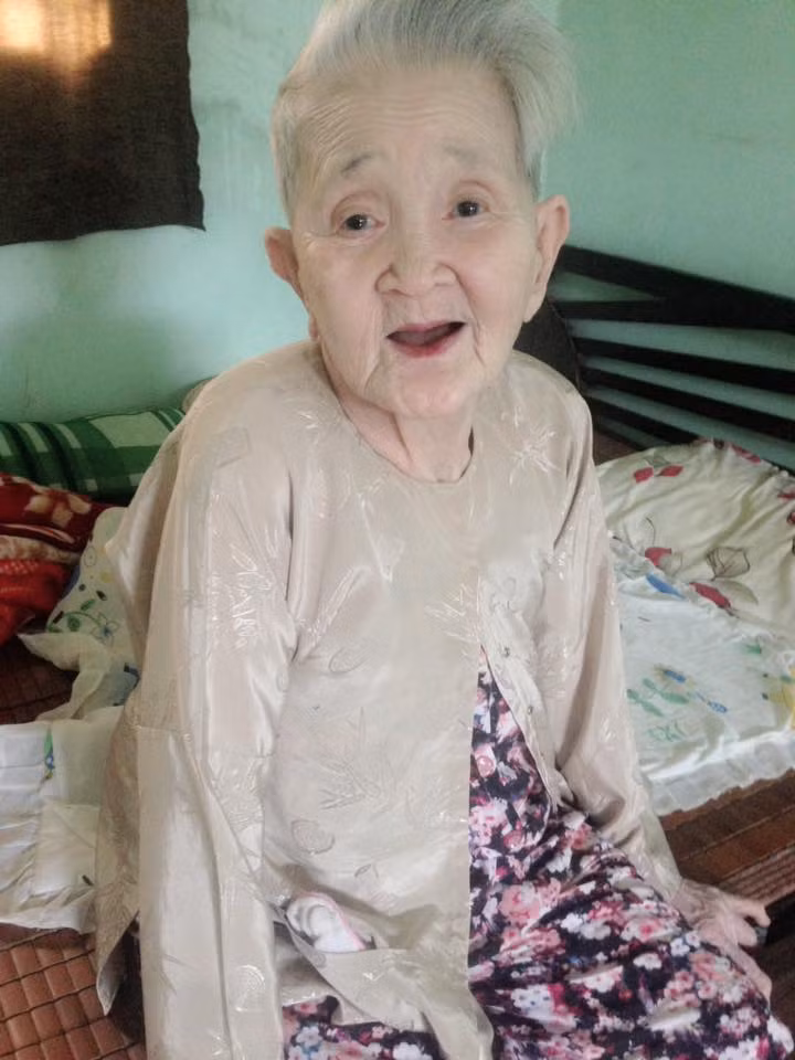 Trên trang cá nhân Phú, hàng ngày có hàng nghìn người theo dõi từng mẩu chuyện nhỏ của anh và bà ngoại. Những đoạn clip khoe cảnh bà ngoại ăn, ngủ thôi cũng đủ làm trái tim nhiều người tan chảy vì niềm vui, hạnh phúc.