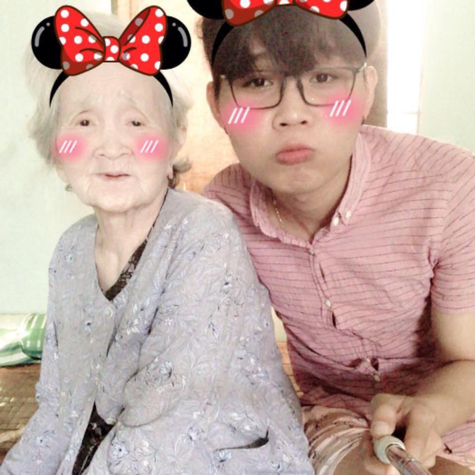 Tuy nhiên quy luật cuộc sống là thế, chẳng ai có thể trường tồn mãi cùng với đất trời. Sáng 4/5, trên trang cá nhân anh Phú đã thông báo tin dữ bà ngoại xì-tin của mình đã mãi mãi ra đi ở tuổi 90. Bà ra đi trong an yên bên cạnh những người thân yêu của mình.