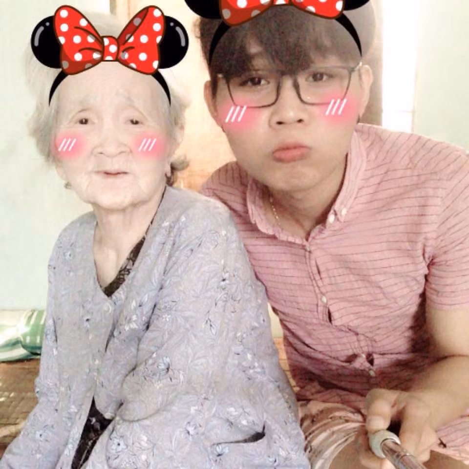 Tuy nhiên quy luật cuộc sống là thế, chẳng ai có thể trường tồn mãi cùng với đất trời. Sáng 4/5, trên trang cá nhân anh Phú đã thông báo tin dữ bà ngoại xì-tin của mình đã mãi mãi ra đi ở tuổi 90. Bà ra đi trong an yên bên cạnh những người thân yêu của mình.