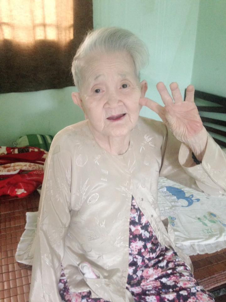 Sự ra đi của bà ngoại xì-tin nhất hệ mặt trời không chỉ khiến cháu ngoại là anh Phú đau đớn mà ngay cả cư dân mạng - những người chỉ biết đến bà Danh qua các đoạn clip cũng bày tỏ sự tiếc nuối, chua xót.