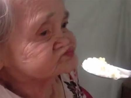 Bức ảnh bà ngoại xì-tin ăn cơm từng gây ấn tượng cho cộng đồng mạng.