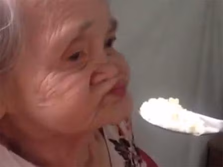 Bức ảnh bà ngoại xì-tin ăn cơm từng gây ấn tượng cho cộng đồng mạng.