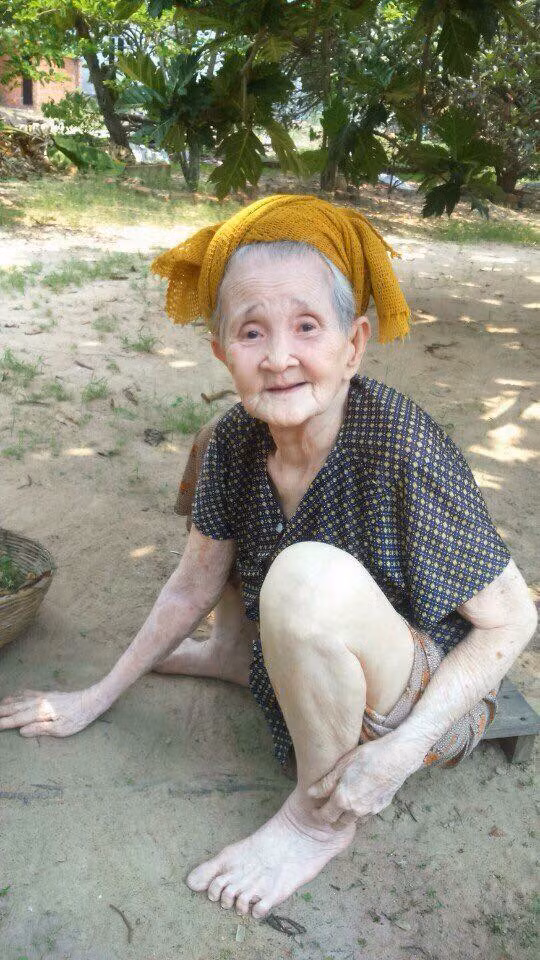 Trong các clip mà cậu cháu ngoại tên Nguyễn Phong Phú ghi lại, để bà ngoại xì-tin đồng ý ăn hết tô hủ tiếu, Phú không ngại gọi ngoại là công chúa, ngoại là lẽ sống của đời con.