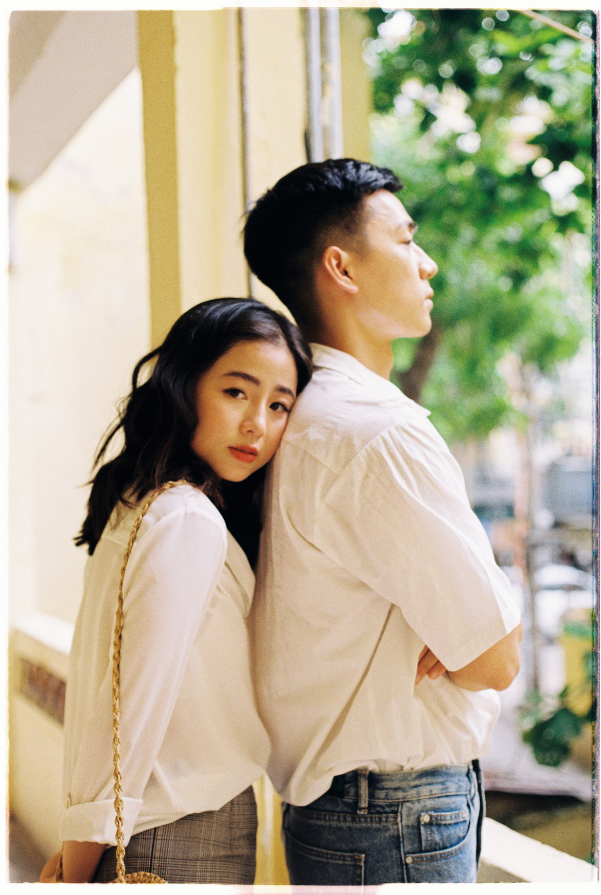 Chạm nhẹ đầu vào vai người chồng điển trai, hot girl Thanh Hóa - Nam Thương đã thấy ấm lòng.