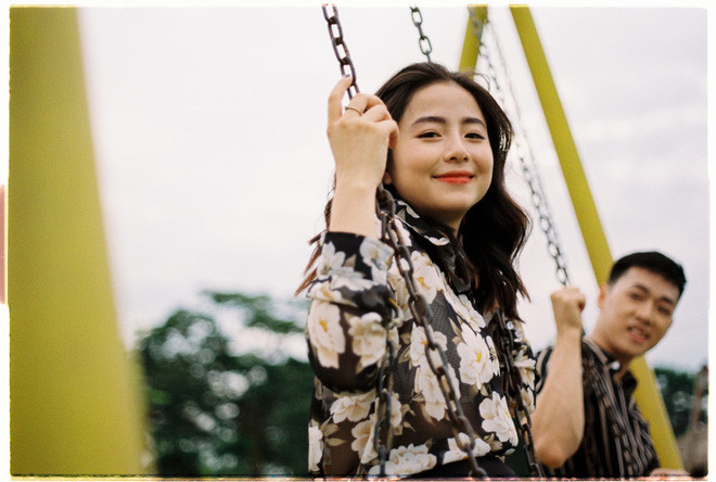 Vẻ đẹp mặn mà của "gái một con" Nam Thương, gương mặt điển trai góc cạnh của Ba Duy, trang phục cổ điển của cặp đôi dễ khiến người xem liên tưởng đến nam, nữ diễn viên chính trong các poster phim điện ảnh Hàn Quốc thập niên 90.