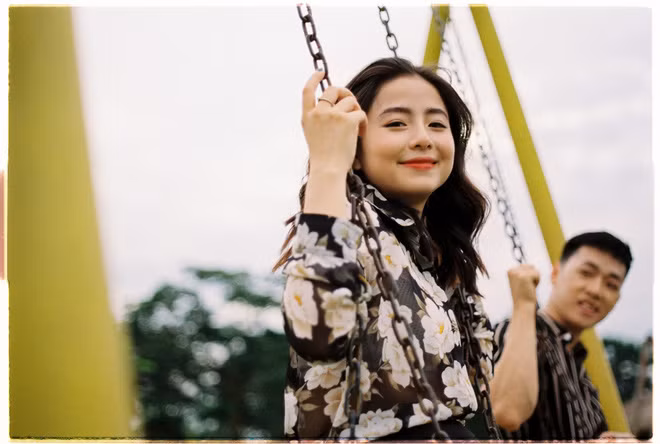 Vẻ đẹp mặn mà của "gái một con" Nam Thương, gương mặt điển trai góc cạnh của Ba Duy, trang phục cổ điển của cặp đôi dễ khiến người xem liên tưởng đến nam, nữ diễn viên chính trong các poster phim điện ảnh Hàn Quốc thập niên 90.