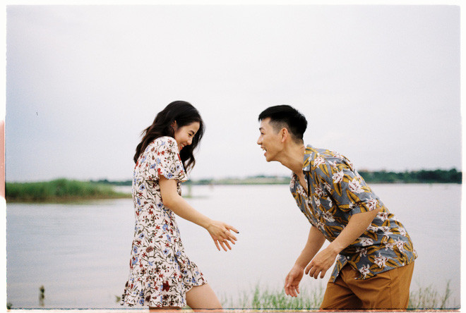 Đâu cần diễn xuất nhiều, ngày thường đôi vợ chồng nổi tiếng này cũng đã nhắng nhít và khi họ "nhập vai" quá thành công. Người ta gọi đây là "diễn như không diễn".