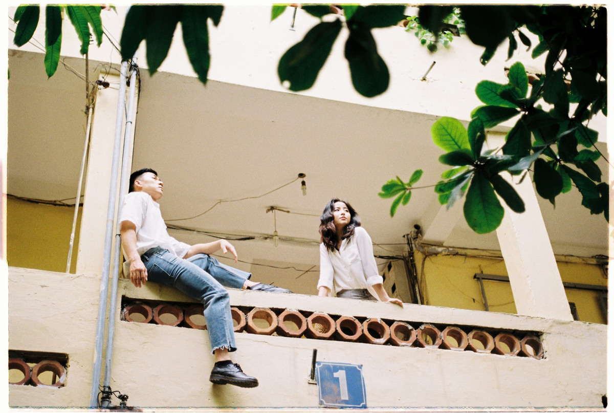 Bối cảnh chính của bộ ảnh của Nam Thương và Ba Duy xoay xung quanh khu nhà tập thể cũ nhưng do nhiếp ảnh gia đã sáng tạo xoay chuyển góc chụp nên tạo ra sự mới lạ cho từng khung ảnh của mình.