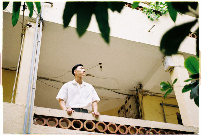 Mới đây, vợ chồng hot girl Nam Thương - Ba Duy đã thực hiện một bộ ảnh phim nhận được nhiều lời khen ngợi của dân tình. Lấy tông màu chủ đạo là retro hơi chuyển xanh, ngay lập tức bộ ảnh của cặp đôi nổi tiếng này đã "tạo sóng" cộng đồng mạng từ thần thái cho đến góc máy.