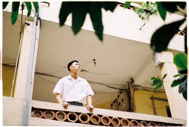 Mới đây, vợ chồng hot girl Nam Thương - Ba Duy đã thực hiện một bộ ảnh phim nhận được nhiều lời khen ngợi của dân tình. Lấy tông màu chủ đạo là retro hơi chuyển xanh, ngay lập tức bộ ảnh của cặp đôi nổi tiếng này đã "tạo sóng" cộng đồng mạng từ thần thái cho đến góc máy.