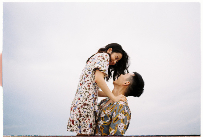 Nhiều dân mạng sau khi ngắm bộ ảnh retro này xong đều có chung một cảm giác đó là nhân vật chính đã đẹp thì khung cảnh xung quanh cũng phải bừng sáng theo.