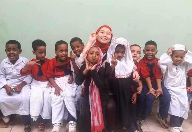 Ở một môi trường mới bao giờ cũng vô vàn khó khăn, Minh Ngọc nhớ lại những ngày mình mới qua Sudan và chia sẻ rằng do các bé còn nhỏ, lại không hề biết tiếng Anh nên cô trò khá khó khăn trong giao tiếp. Vì thế, cô giáo mầm non Việt Nam này đã phải học cấp tốc tiếng Ả Rập, kết hợp ngôn ngữ cơ thể để trò chuyện, dạy dỗ và hòa nhập cùng các em.