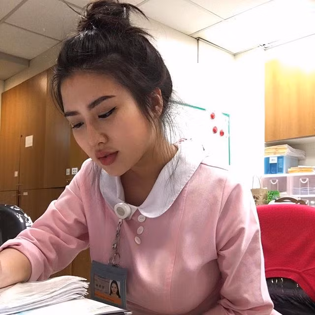 Nhờ tấm hình này, Carina Linn đã được dân mạng bình chọn là nữ y tá xinh đẹp, hấp dẫn nhất Trung Quốc.