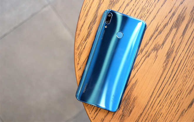 Huawei Y9 chính hãng đang được bán với giá 5 triệu đồng, giảm 500.000 đồng. Đây chiếc smartphone tầm trung hiếm hoi được trang bị đến 4 camera (2 camera trước, 2 camera sau), tích hợp A.I. Đồng thời, model này có thiết kế khá cao cấp cùng màn hình lớn 6,5 inch. Máy dùng chip Kirin 710, RAM 4 GB và bộ nhớ trong 64 GB.