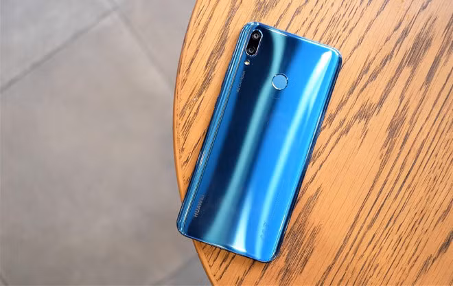 Huawei Y9 chính hãng đang được bán với giá 5 triệu đồng, giảm 500.000 đồng. Đây chiếc smartphone tầm trung hiếm hoi được trang bị đến 4 camera (2 camera trước, 2 camera sau), tích hợp A.I. Đồng thời, model này có thiết kế khá cao cấp cùng màn hình lớn 6,5 inch. Máy dùng chip Kirin 710, RAM 4 GB và bộ nhớ trong 64 GB.