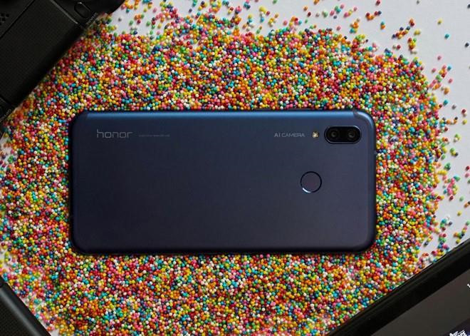 Honor Play chính hãng đang được bán với giá 5,7 triệu đồng, giảm 840.000 đồng. Đây là smartphone dành cho game thủ của Honor. Máy được trang bị chip Kirin 970, RAM 4 GB và bộ nhớ trong 64 GB. Model này còn được tích hợp công nghệ GPU Turbo, giúp tăng hiệu quả đồ họa lên hơn 60%, giảm khả năng tiêu hao pin 30%.