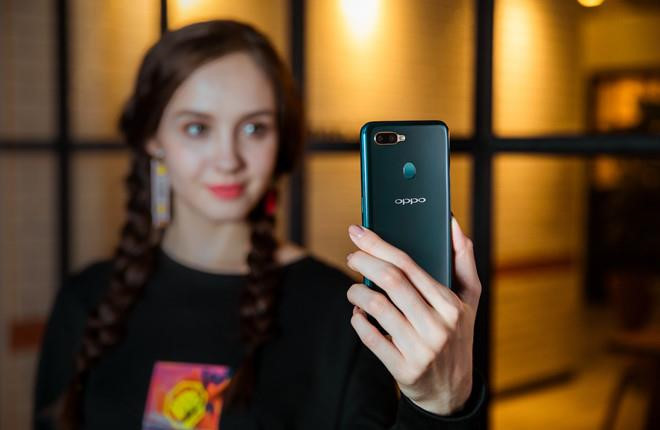 Oppo A7 chính hãng đang được giảm 700.000 đồng còn 4,3 triệu đồng. Máy sở hữu camera selfie 16 MP, tích hợp tính năng làm đẹp nhiều cấp độ cũng như các hiệu ứng thực tế ảo tương tác (AR sticker) vui nhộn. Model này dùng chip Snapdragon 450, RAM 32 GB và bộ nhớ trong 32 GB. Oppo A7 có viên pin dung lượng 4.230 mAh, màn hình 6,2 inch HD+.