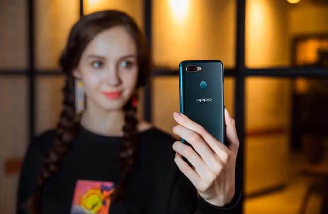 Oppo A7 chính hãng đang được giảm 700.000 đồng còn 4,3 triệu đồng. Máy sở hữu camera selfie 16 MP, tích hợp tính năng làm đẹp nhiều cấp độ cũng như các hiệu ứng thực tế ảo tương tác (AR sticker) vui nhộn. Model này dùng chip Snapdragon 450, RAM 32 GB và bộ nhớ trong 32 GB. Oppo A7 có viên pin dung lượng 4.230 mAh, màn hình 6,2 inch HD+.