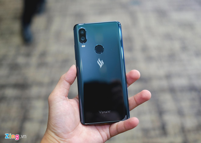 Smartphone thương hiệu Việt - Vsmart Active 1 - đang được giảm 500.000 đồng, còn 4,5 triệu đồng. Máy sở hữu chip Snapdragon 660, RAM 4 GB, bộ nhớ trong 64 GB. Model này được trang bị camera kép, độ phân giải 12 MP và 5 MP, camera trước 8 MP, pin 3.100 mAh.