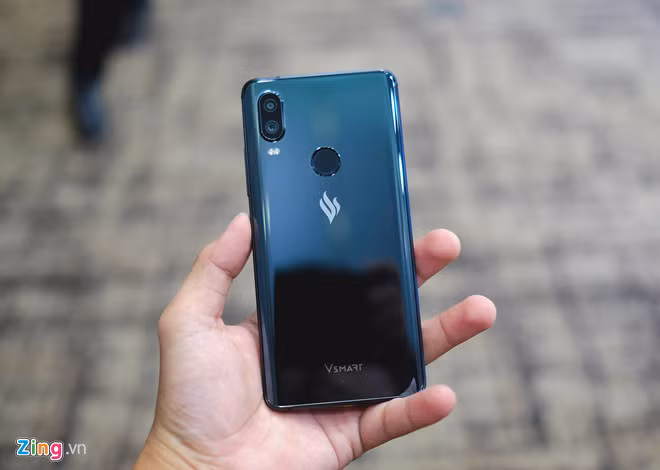 Smartphone thương hiệu Việt - Vsmart Active 1 - đang được giảm 500.000 đồng, còn 4,5 triệu đồng. Máy sở hữu chip Snapdragon 660, RAM 4 GB, bộ nhớ trong 64 GB. Model này được trang bị camera kép, độ phân giải 12 MP và 5 MP, camera trước 8 MP, pin 3.100 mAh.