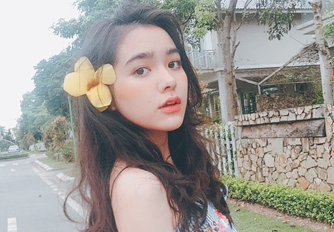 Hồ Thiên Trang (sinh năm 2002) là nữ sinh trường THPT Trần Phú, Hà Nội. Cô nàng từng gây chú ý trên mạng xã hội bởi vẻ đẹp lai Thái, Việt, Trung.