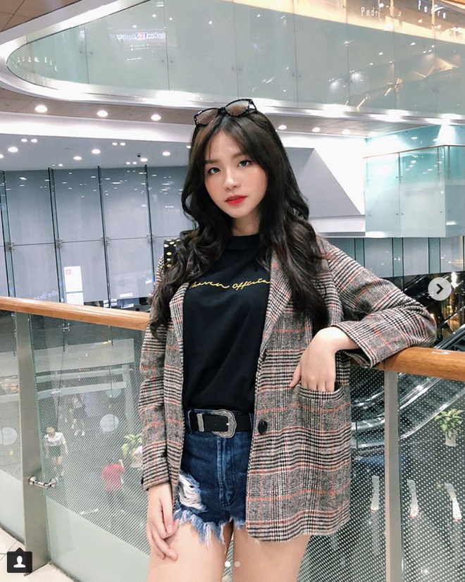 Vương Hoàng Mai Diz được chú ý nhờ gương mặt lai Pháp thu hút cùng cái tên lạ từ khi còn là nữ sinh THPT Marie Curie, TP.HCM. Sở hữu chiều cao 1,68 m, bông hồng lai 10X này từng nhận nhiều lời mời chụp lookbook nhưng từ chối để tập trung học tập.