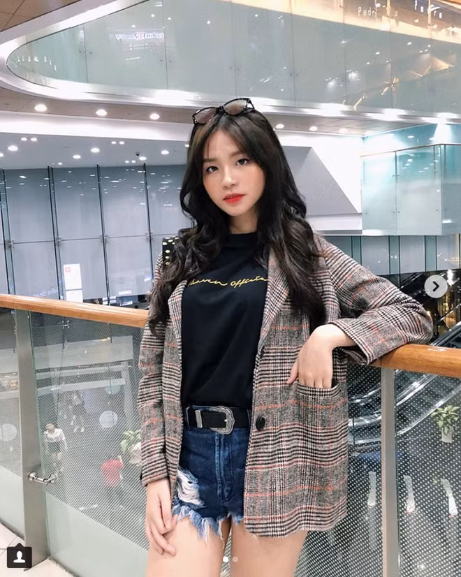 Vương Hoàng Mai Diz được chú ý nhờ gương mặt lai Pháp thu hút cùng cái tên lạ từ khi còn là nữ sinh THPT Marie Curie, TP.HCM. Sở hữu chiều cao 1,68 m, bông hồng lai 10X này từng nhận nhiều lời mời chụp lookbook nhưng từ chối để tập trung học tập.