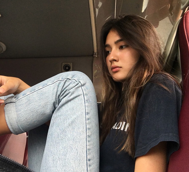 Laura Duyên Schroter (sinh năm 2001) sinh ra và lớn lên ở Hà Nội, có cha là người Đức, mẹ là người Việt. Nữ sinh 10X THPT Lomonoxop (Hà Nội) sở hữu chiều cao 1,72 m, vóc dáng khá cân đối cùng gương mặt cá tính. Bởi vậy, cô được nhiều thương hiệu thời trang săn đón cho vị trí mẫu ảnh.