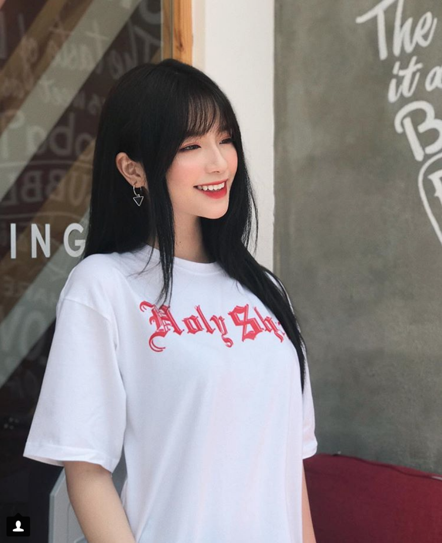 Sau khi tốt nghiệp cấp 3 vào năm ngoái, Vương Hoàng Mai Diz sang Mỹ định cư cùng gia đình. Tại trang cá nhân có hơn 130.000 lượt theo dõi. Cô hiện yêu Minh Trần - rich kid nổi tiếng Sài Gòn, hiện sống tại Mỹ và làm kỹ sư điện, chuyên nghiên cứu linh kiện các dòng ôtô đắt tiền. Bản thân Minh Trần cũng sở hữu bộ sưu tập siêu xe đáng giá.