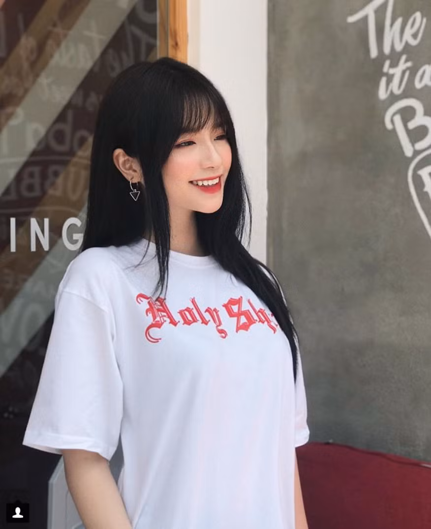 Sau khi tốt nghiệp cấp 3 vào năm ngoái, Vương Hoàng Mai Diz sang Mỹ định cư cùng gia đình. Tại trang cá nhân có hơn 130.000 lượt theo dõi. Cô hiện yêu Minh Trần - rich kid nổi tiếng Sài Gòn, hiện sống tại Mỹ và làm kỹ sư điện, chuyên nghiên cứu linh kiện các dòng ôtô đắt tiền. Bản thân Minh Trần cũng sở hữu bộ sưu tập siêu xe đáng giá.